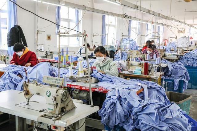 长塘镇 外贸服装加工忙 流水作业赶订单